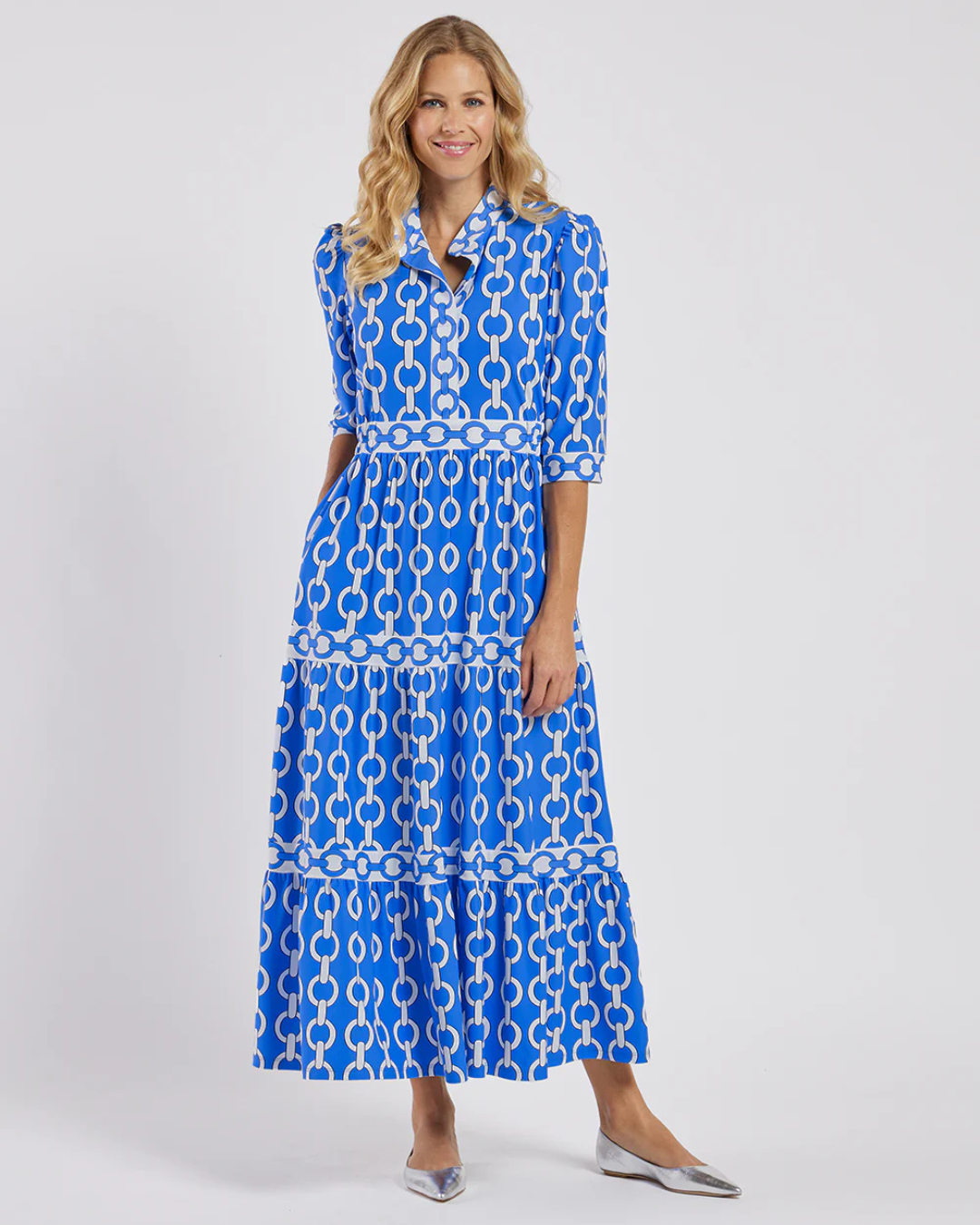 Vestido comprido de manga curta com estampado de correntes