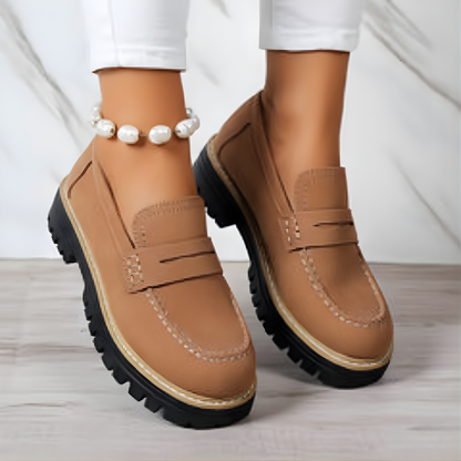 Mocassim com salto em bloco e plataforma de estabilidade para mulher