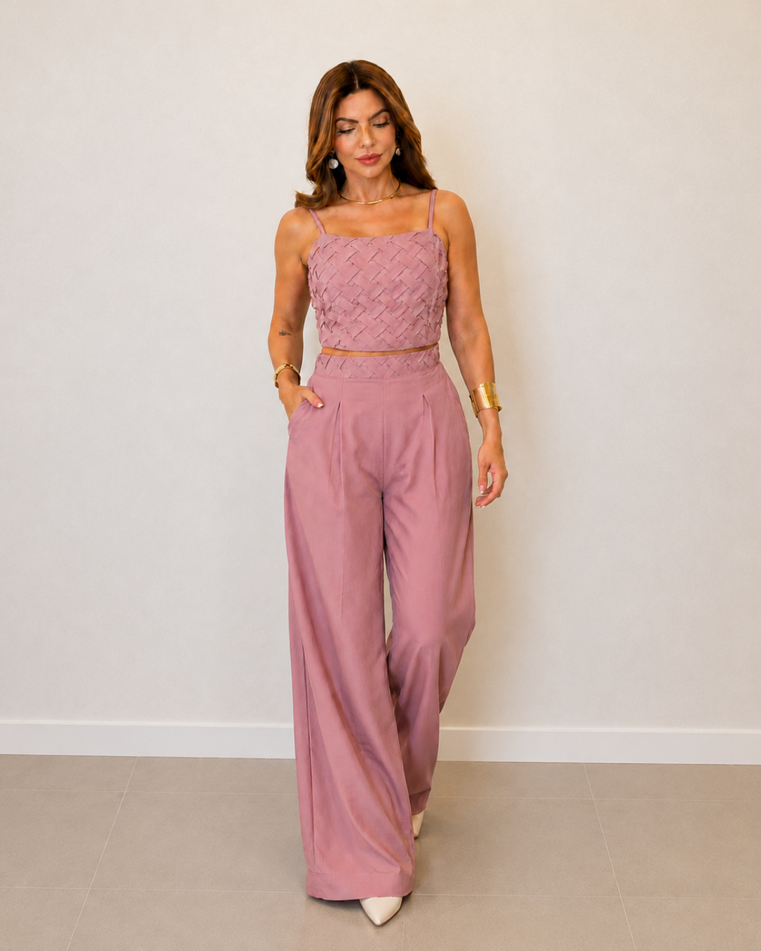 Conjunto elegante composto por top e calças palazzo