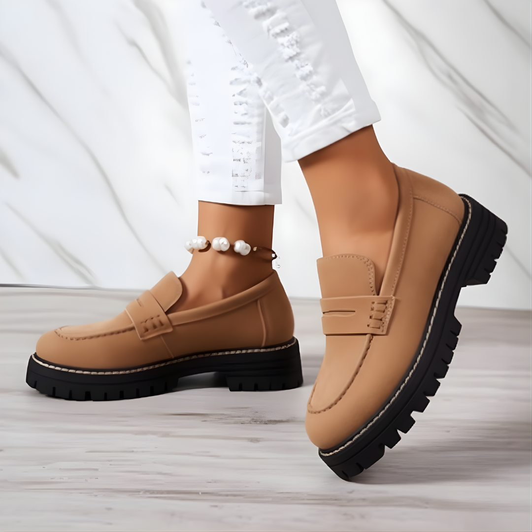 Mocassim com salto em bloco e plataforma de estabilidade para mulher