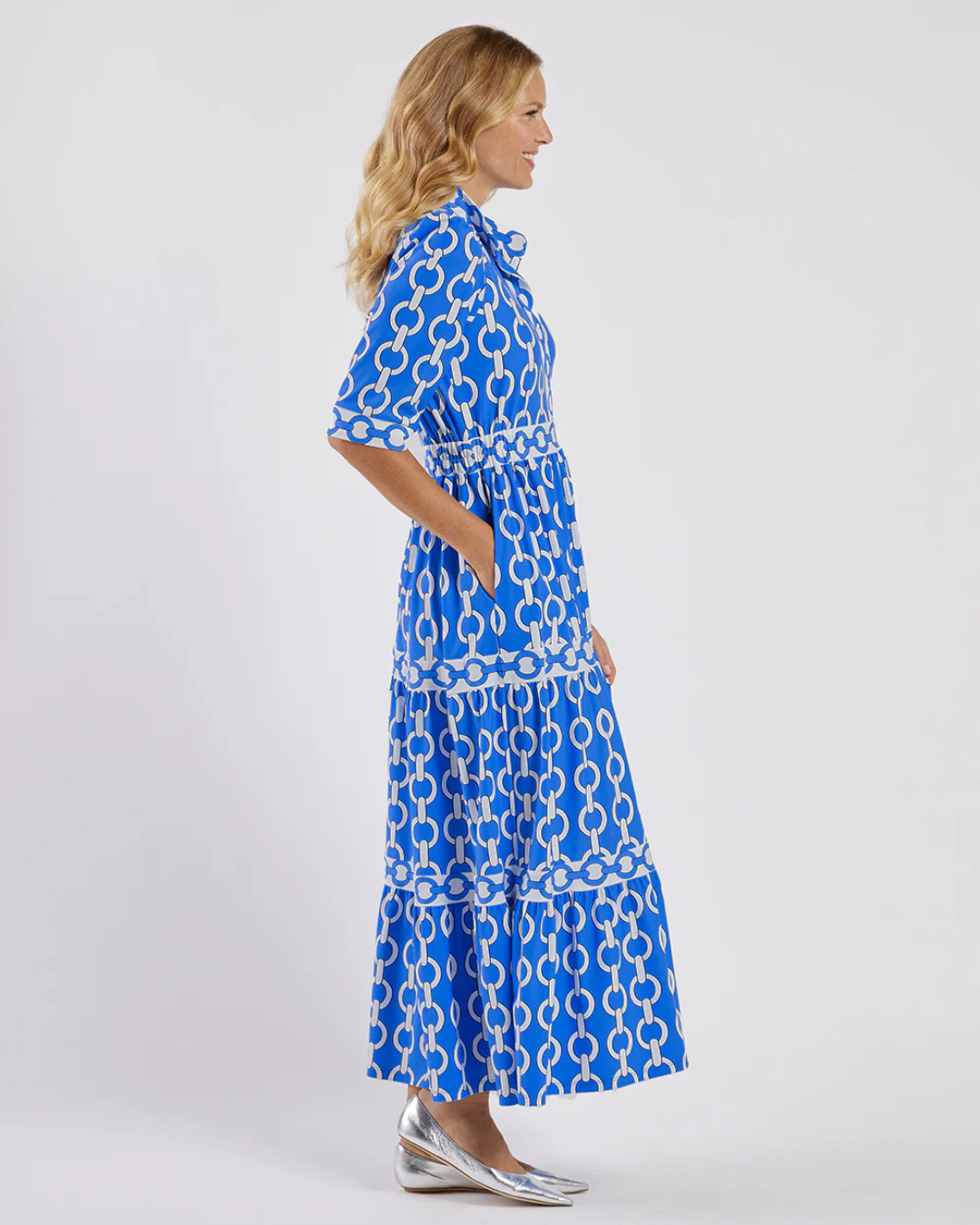 Vestido comprido de manga curta com estampado de correntes