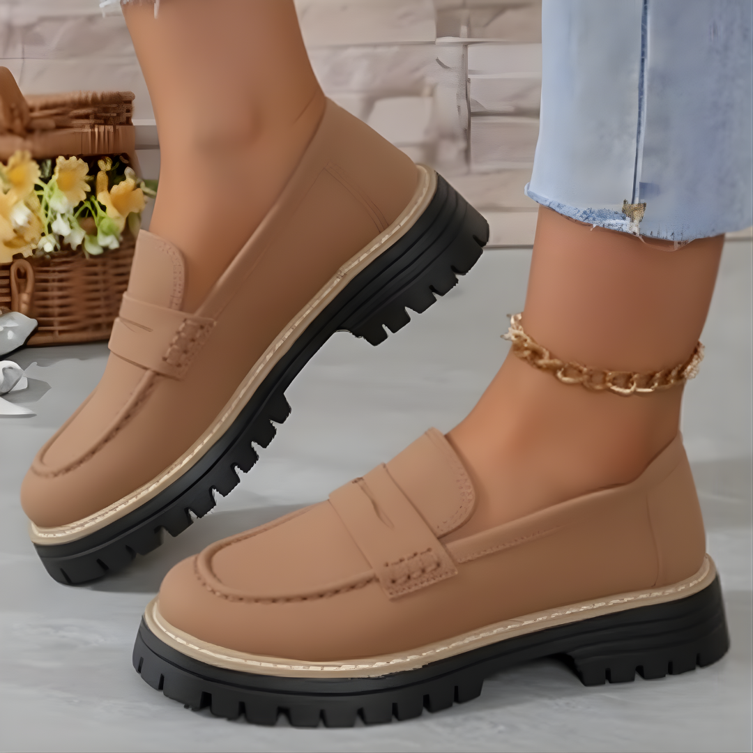 Mocassim com salto em bloco e plataforma de estabilidade para mulher