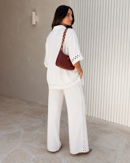 Conjunto de camisa e calças de linho perfurada