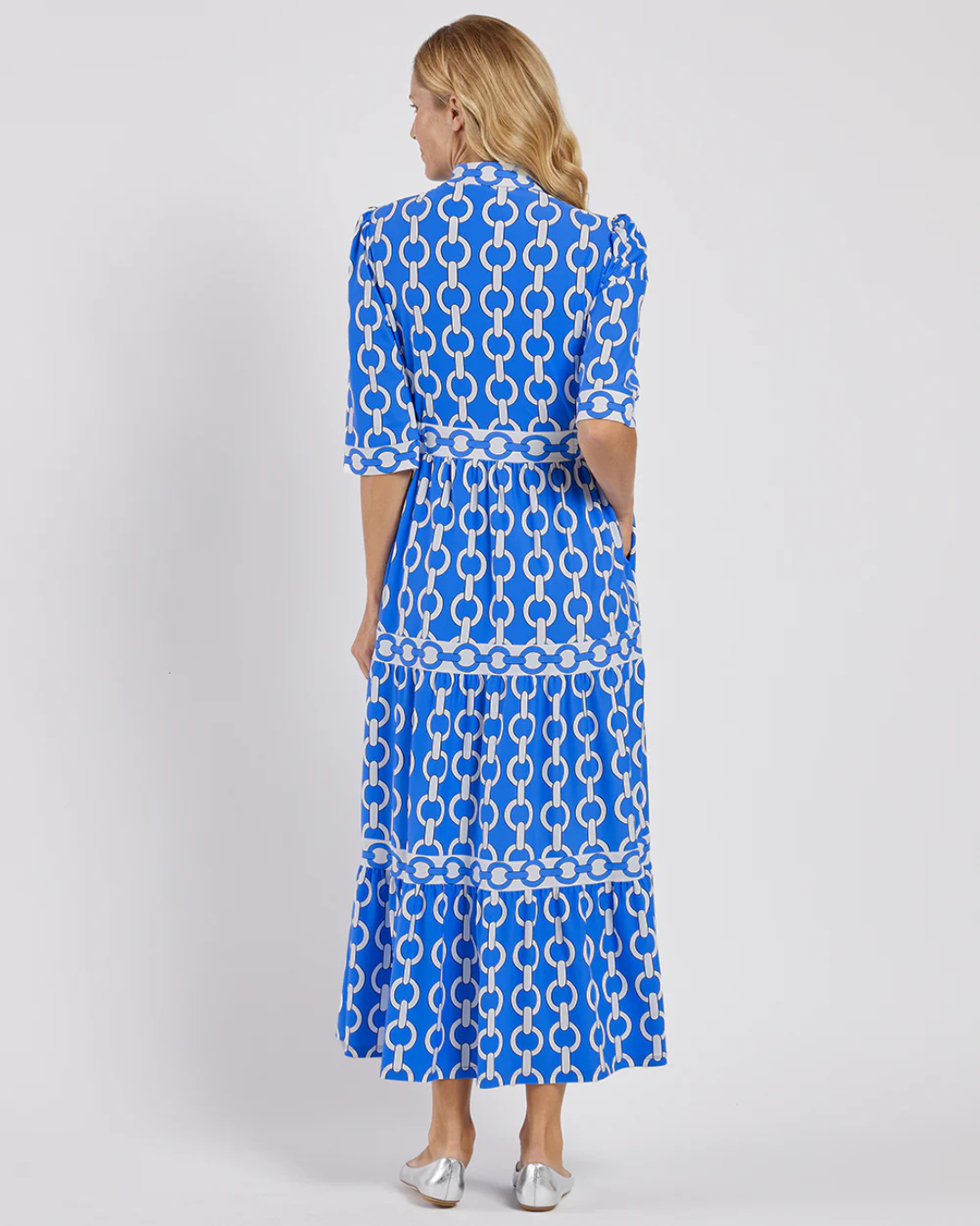 Vestido comprido de manga curta com estampado de correntes