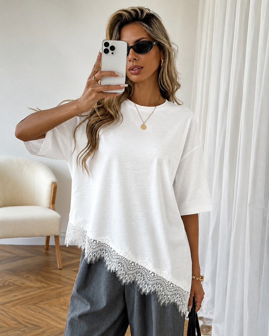 T-shirt com Bainha Assimétrica e Renda