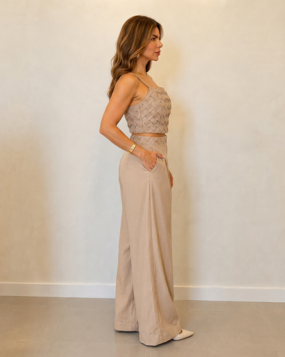 Conjunto elegante composto por top e calças palazzo