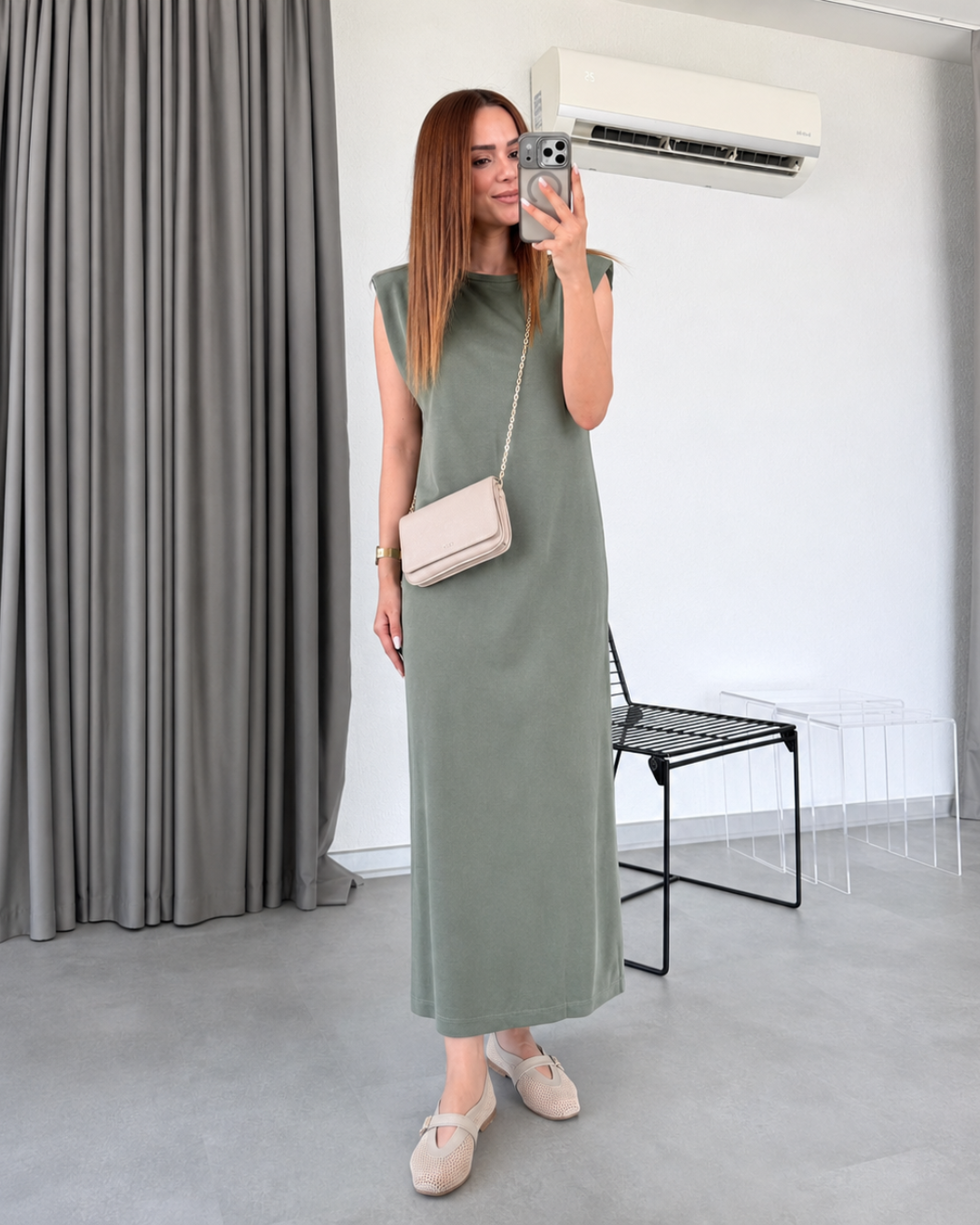 Vestido Comprido Direito com Ombros Estruturados
