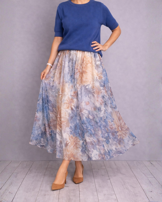 Conjunto de duas peças com blusa de malha e saia midi com padrão floral